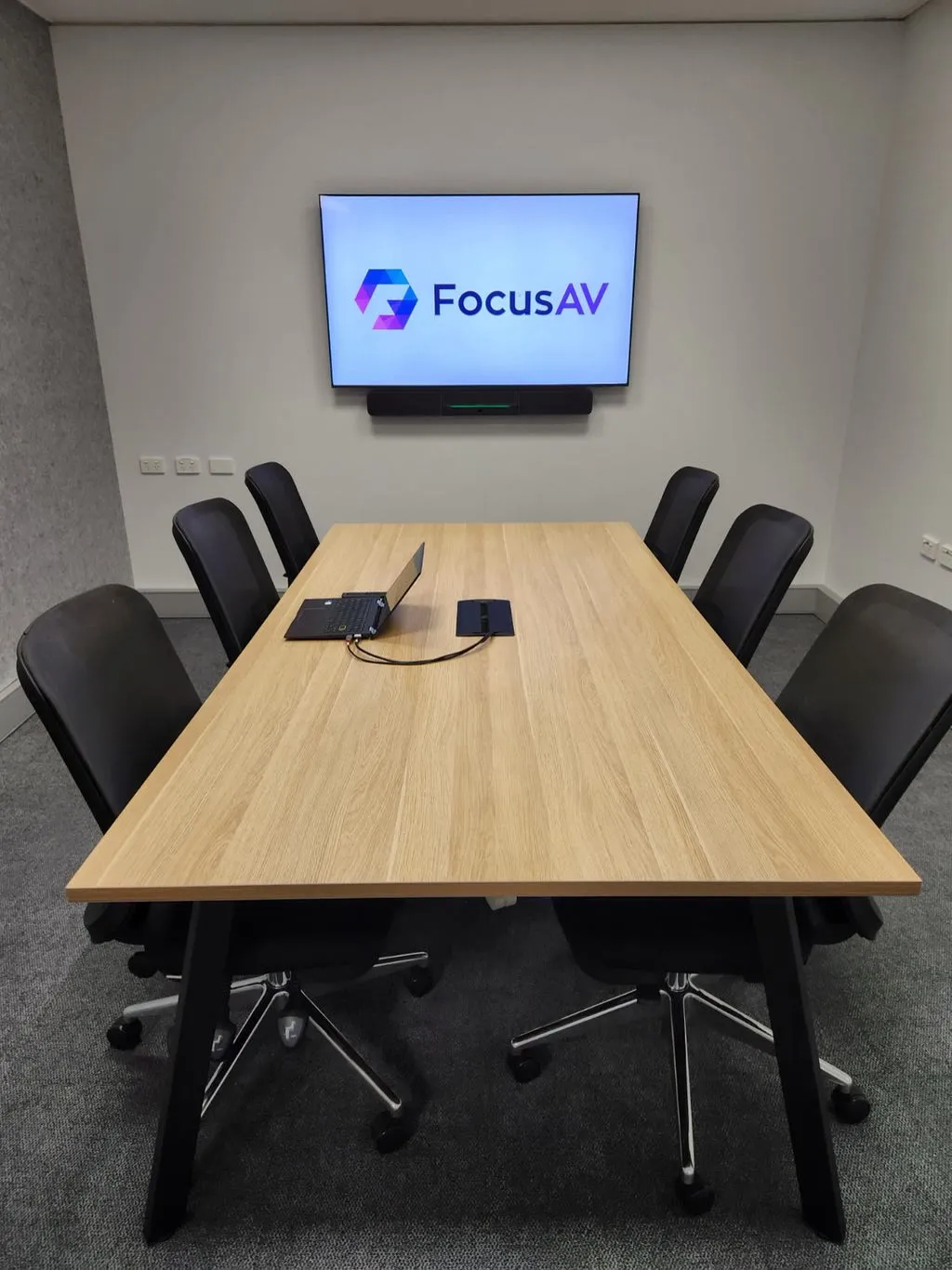 ECU meeting room with Crestron control and BYOD connectivity
